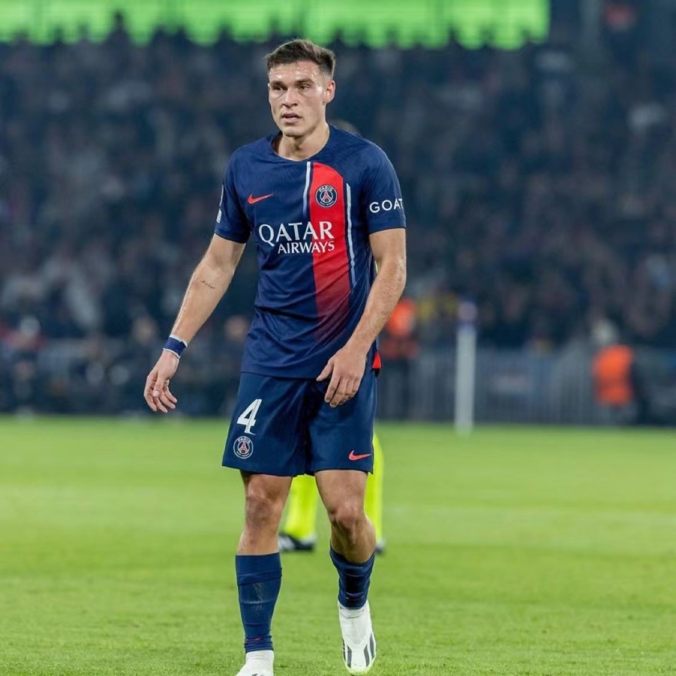 关于今晚巴黎圣日耳曼调整名单以备足总杯；外线爆发环节打磨；媒体盛赞；球探报告显示潜力的信息