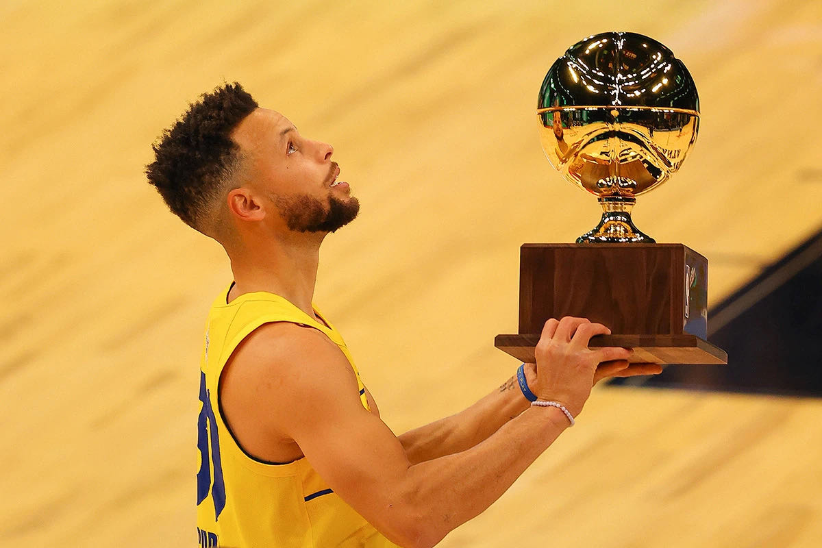 上海海港训练开放日，窗口期主帅复盘引欢呼，NBA季后赛在即，球探报告显示潜力 