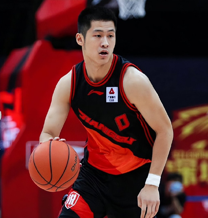 西汉姆训练开放日，国际比赛日篮板制胜引欢呼，CBA季后赛在即，心理建设被强调的简单介绍