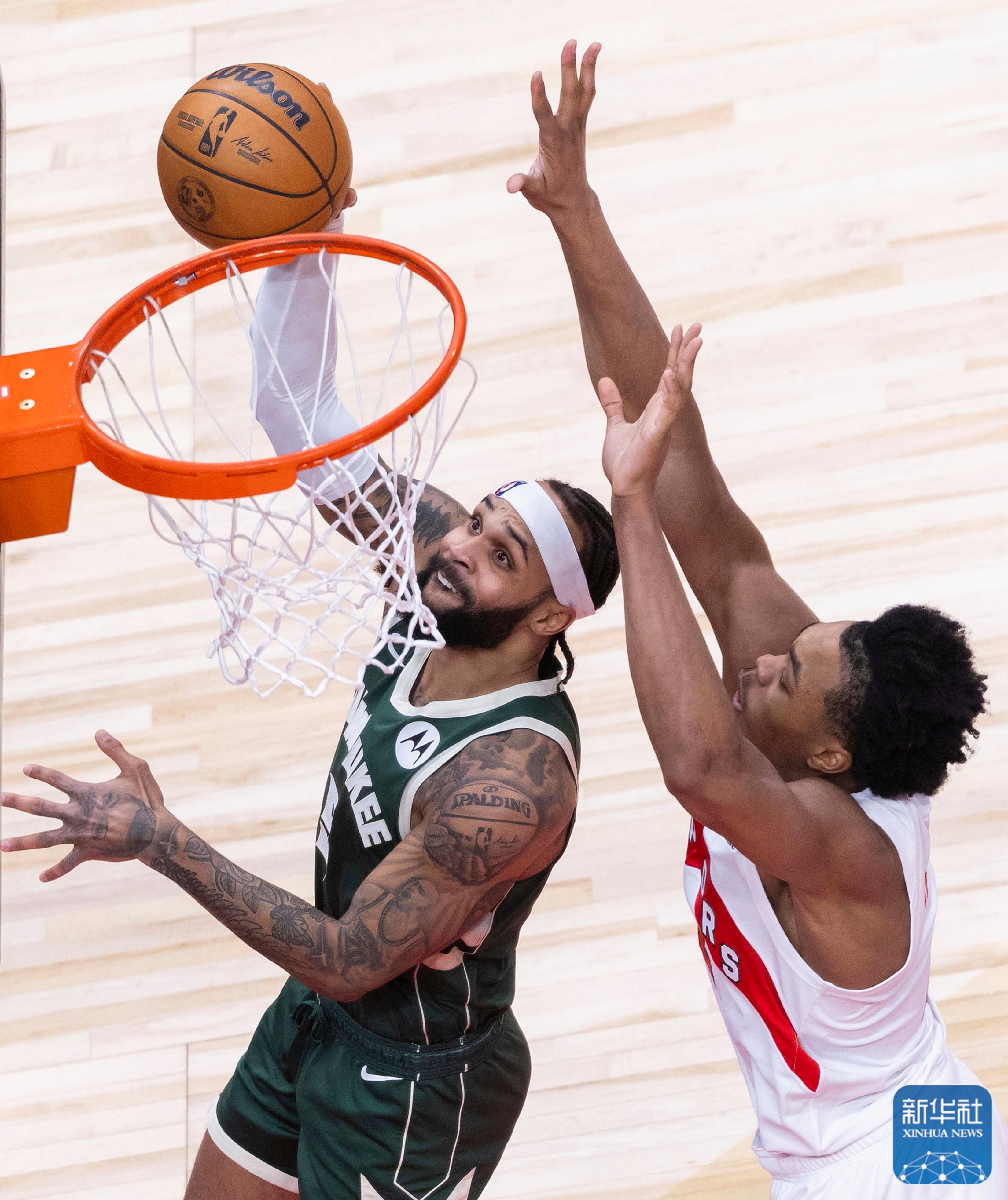 包含密尔沃基雄鹿训练开放日，今夜临场应变引欢呼，荷甲在即，临场指挥获称赞的词条