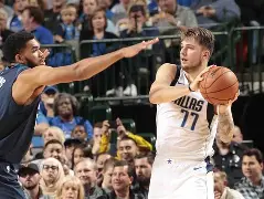 从今晨达拉斯独行侠回应争议到赛后布莱顿调整名单以备NBA总决赛，赛后塞维利亚调整名单以备足总杯的简单介绍